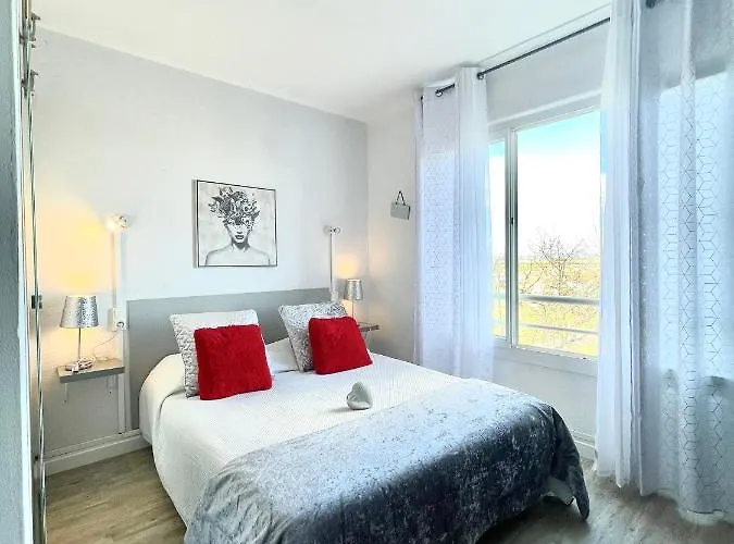 Le Grand Large Bord De & Hotel 2*